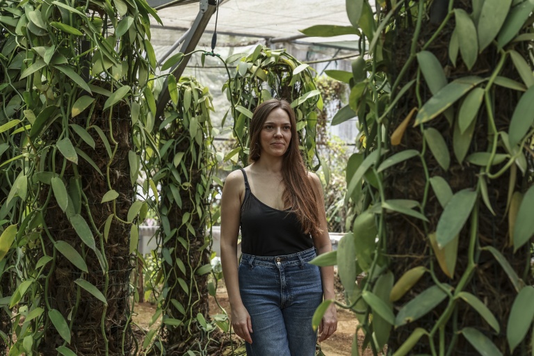 Juliette Dohar,  cofondatrice de L’atelier Vanilha, dans une serre utilisée pour le séchage et la culture de la vanille, à Sao Tomé, capitale de Sao Tomé-et-Principe, le 7 août 2026