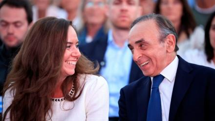 Sarah Knafo, à gauche et à sa droite Eric Zemmour, le 5 juin 2024, à Nice dans les Alpes-Maritimes