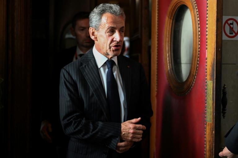 L'ancien président Nicolas Sarkozy quitte le palais de justice à Paris, le 14 février 2024, après le verdict de son procès en appel dans l'affaire Bygmalion
