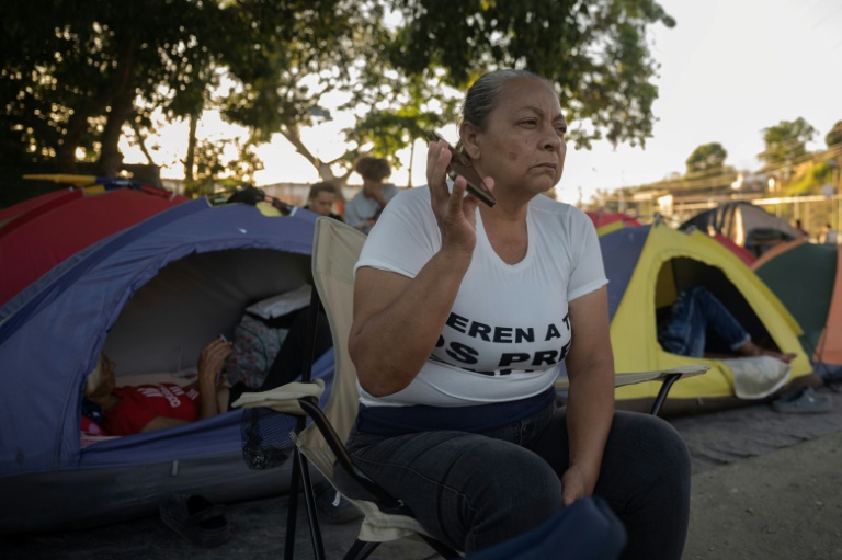 Des proches de prisonniers politiques écoutent les débats sur la loi d'amnistie depuis leur campement devant la prison d'El Rodeo I à Guatire, au Venezuela, le 20 février 2026
