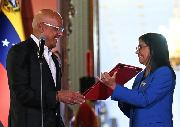La présidente par intérim du Venezuela Delcy Rodriguez se voit remettre la loi d'amnistie par le président de l'Assemblée nationale Jorge Rodriguez, le 19 février 2026 au palais de Miraflores à Caracas