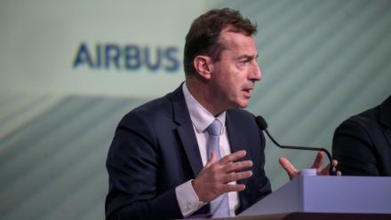 Le patron d'Airbus Guillaume Faury lors d'une conférence de presse à l'occasion des résultats annuels à Toulouse, dans le sud-ouest de la France, le 19 février 2026