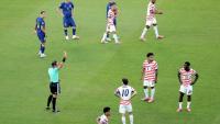 L'attaquant américain Folarin Balogun (à droite) expulsé par l'arbitre Raphael Claus pour une faute sur le Bosnien Tarik Muharemovic en 16e de finale de la Coupe du monde le 1er juillet 2026 à Santa Clara, près de San Francisco