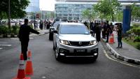 Le convoi transportant l'ex-Premier ministre malaisien Najib Razak arrive au palais de justice de Putrajaya, en Malaisie, le 26 décembre 2025