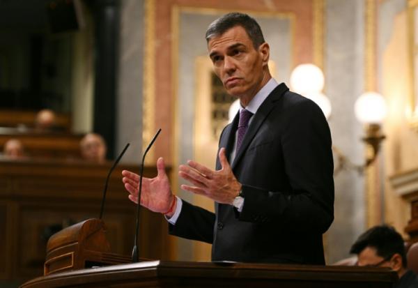 Le Premier ministre espagnol Pedro Sánchez s'exprime lors d'une session plénière au Parlement espagnol à Madrid, le 9 juillet 2025