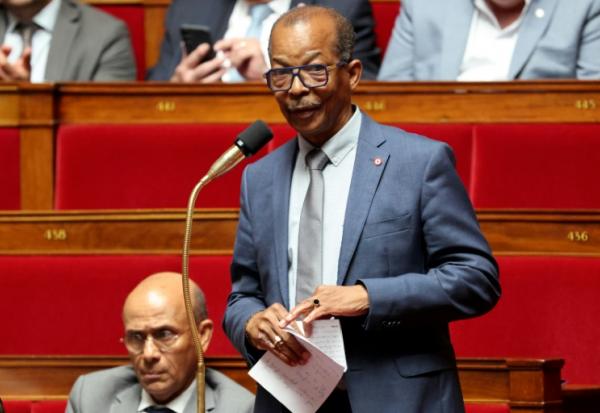 Élie Califer, le député à l'origine de la proposition de loi visant à reconnaître la "part de responsabilité" de l'État dans le scandale du chlordécone aux Antilles, à l'Assemblée nationale à Paris le 28 mai 2026