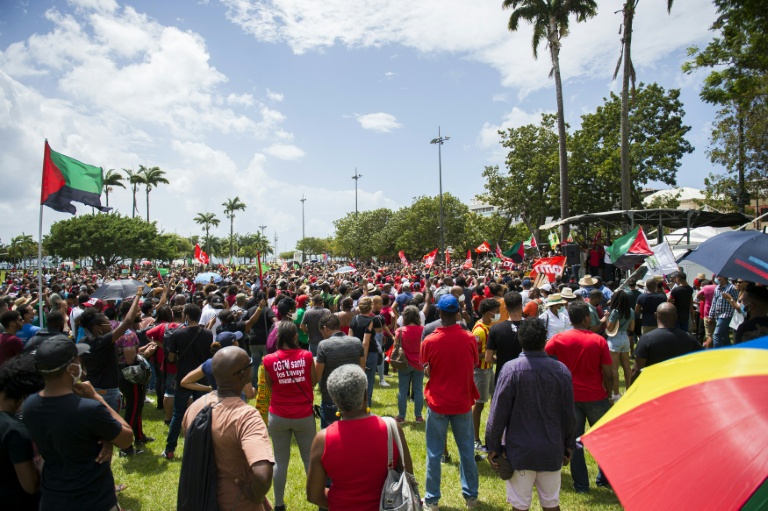 Plusieurs milliers de personnes manifestent à Fort-de-France, en Martinique, le 27 février 2021, contre la menace de prescription dans le dossier judiciaire du chlordécone