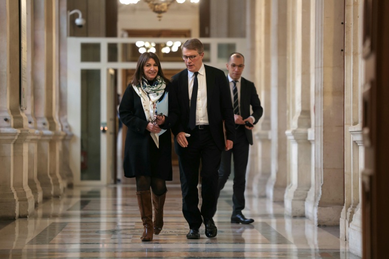 Anne Hidalgo (g), alors maire de Paris, et Patrick Bloche (c), alors maire adjoint, à l'hôtel de ville, le 9 février 2026
