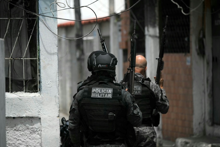Des membres de la police militaire patrouillent lors d'une opération dans la favela de Vila Cruzeiro, dans le complexe de Penha, à Rio de Janeiro, le 28 octobre 2025 au Brésil