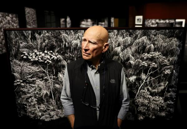 Le photographe franco-brésilien Sebastião Salgado lors d'une avant-première presse de son exposition Amazonia, le 19 octobre 2022 à Los Angeles, en Californie