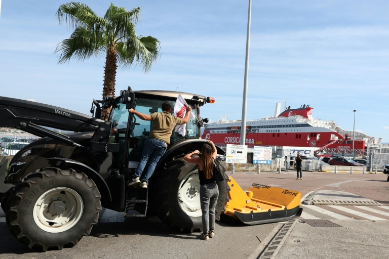 Des agriculteurs bloquent avec leurs tracteurs l'accès au terminal des ferries d'Ajaccio pour réclamer une aide financière de l'État face à la sécheresse, le 24 septembre 2026 en Corse