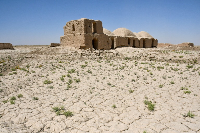 Des maisons traditionnelles en terre inhabitées en raison des pénuries d'eau chroniques dasn le village de Bolak, dans le nord de l'Afghanistan, le 10 juillet 2025  