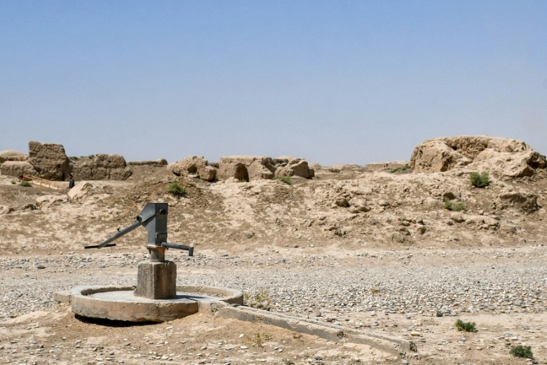 Une pompe à eau manuelle dans le village de Bolak, dans le nord de l'Afghanistan, l'un des pays les plus vulnérables aux effets du changement climatique, le 10 juillet 2025 