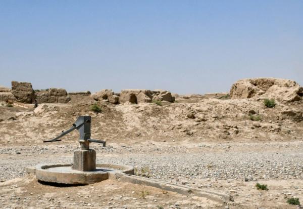 Une pompe à eau manuelle dans le village de Bolak, dans le nord de l'Afghanistan, l'un des pays les plus vulnérables aux effets du changement climatique, le 10 juillet 2025 