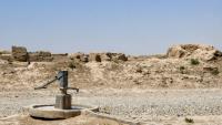 Une pompe à eau manuelle dans le village de Bolak, dans le nord de l'Afghanistan, l'un des pays les plus vulnérables aux effets du changement climatique, le 10 juillet 2025 