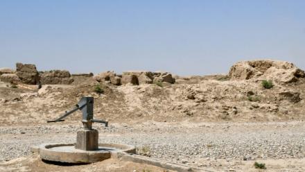 Une pompe à eau manuelle dans le village de Bolak, dans le nord de l'Afghanistan, l'un des pays les plus vulnérables aux effets du changement climatique, le 10 juillet 2025 
