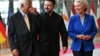 Le président du Conseil européen Antonio Costa, le président ukrainien Volodymyr Zelensky et la présidente de la Commission européenne Ursula von der Leyen à leur arrivée vendredi à un Sommet européen à Bruxelles le 16 octobre.