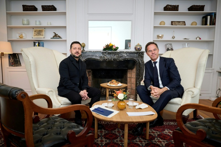 Photo diffusée par le service de presse de la présidence ukrainienne le 15 octobre 2026 montrant le président ukrainien Volodymyr Zelensky (g) et le secrétaire général de l'Otan Mark Rutte lors d'une rencontre en marge d'un sommet de l'UE à Bruxelles