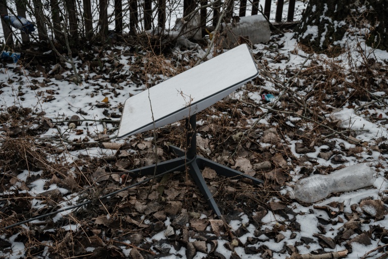 Un système de haut débit par satellite Starlink, utilisé par des militaires ukrainiens à Bakhmout, le 1er février 2023 dans l'est de l'Ukraine