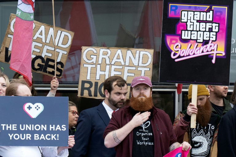 Manifestants devant le tribunal de Glasgow qui examine le recours d'une vingtaine d'anciens salariés de Rockstar Games, le studio à l'origine du très attendu Grand Theft Auto VI (GTA VI), le 10 septembre 2026