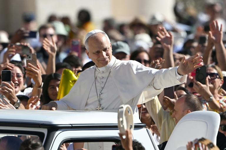 Le pape Léon XIV salue la foule depuis sa Papamobile, le 2 septembre 2026 au Vatican 