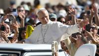 Le pape Léon XIV salue la foule depuis sa Papamobile, le 2 septembre 2026 au Vatican 