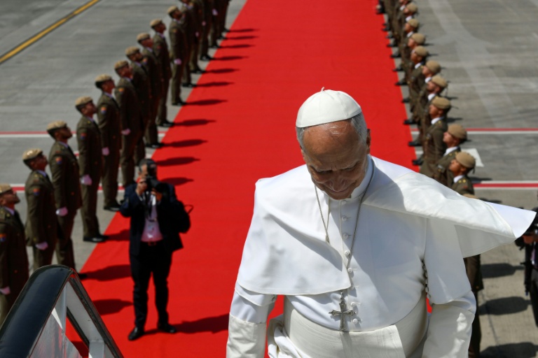 Photo prise et transmise le 12 juin 2026 par Vatican Media du pape Léon XIV montant à bord de son avion à l'aéroport de Los Rodeos, sur l'île de Ténérife, la plus grande île de l'archipel espagnol des Canaries  