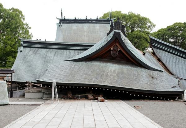 Une partie du sanctuaire de Yatsushiro apparaît endommagée, après le tremblement de terre qui a frappé la région, dans la préfecture de Kumamoto, le 29 juillet 2026
