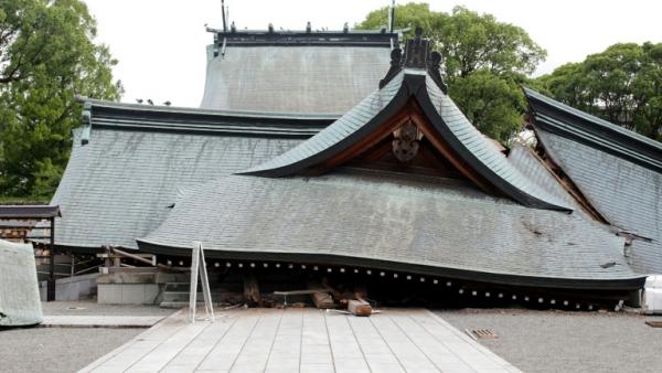 Une partie du sanctuaire de Yatsushiro apparaît endommagée, après le tremblement de terre qui a frappé la région, dans la préfecture de Kumamoto, le 29 juillet 2026