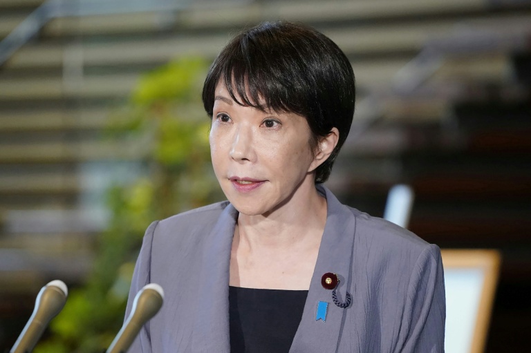 La Première ministre japonaise Sanae Takaichi s'adresse aux médias à Tokyo, après le séisme de magnitude 7,1 qui a frappé le sud du Japon, le 28 juillet 2026