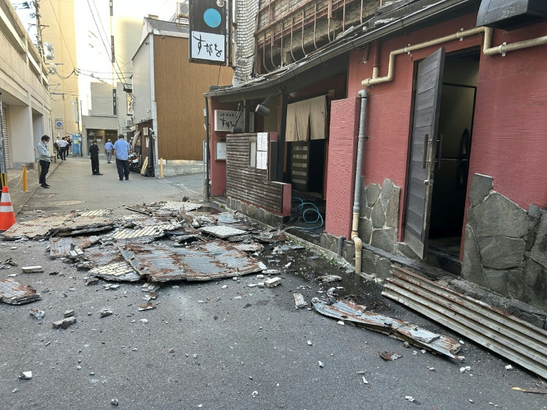 Le mur extérieur d'un commerce s'est effondré dans la ville de Kumamoto, après le séisme de magnitude 7,1 qui a frappé le sud du Japon, le 28 juillet 2026