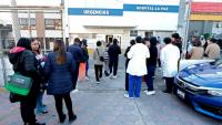 Des personnes attendent à l'extérieur après l'évacuation d'un hôpital en raison d'un séisme à Puebla, au Mexique, le 2 janvier 2026