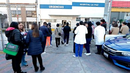 Des personnes attendent à l'extérieur après l'évacuation d'un hôpital en raison d'un séisme à Puebla, au Mexique, le 2 janvier 2026