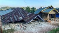 Des maisons endommagées sont visibles dans l'est de l'Indonésie, à la suite d'un séisme de magnitude 7,7 à Ruteng, dans le district de Manggarai, le 15 août 2026.