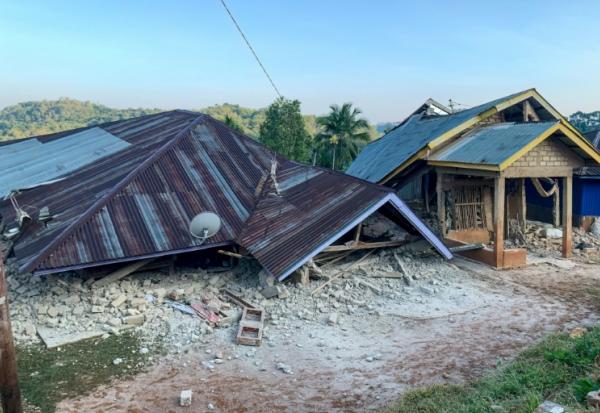 Des maisons endommagées sont visibles dans l'est de l'Indonésie, à la suite d'un séisme de magnitude 7,7 à Ruteng, dans le district de Manggarai, le 15 août 2026.