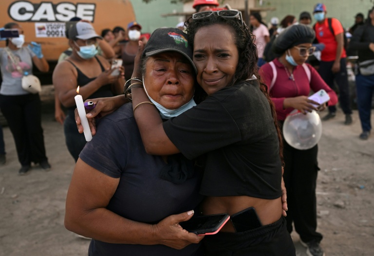 Des proches de victimes des séismes au Venezuela se rassemblent près de l'immeuble OPP de Caraballeda, le 24 juillet 2026