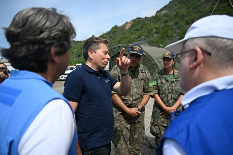 Tom Fletcher (2eg ), chef des opérations humanitaires de l'ONU, visite un hôpital d'urgence installé par des membres de la marine brésilienne après le double séisme du 24 juin à Caraballeda, dans l'Etat de La Guaira, le 8 juillet 2026 au Venezuela
