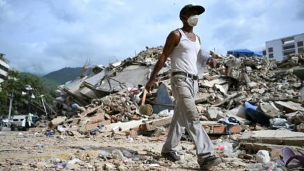 Un homme près des décombres d'immeubles effondrés à Caraballeda, dans l'Etat de La Guaira, au Venezuela, le 8 juillet 2026 après un double séisme