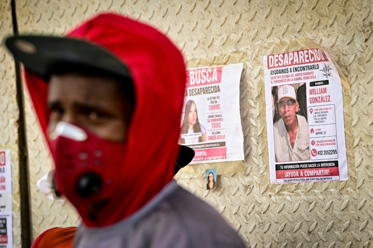 Des affiches de personnes disparues après deux séismes, le 6 juillet 2026 à Caraballeda, dans l'Etat de La Guaira, au Venezuela