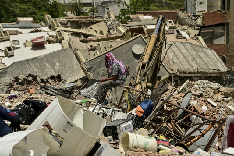 Un homme attend de l'aide alors qu'il recherche des proches disparus à Caraballeda, dans l'État de La Guaira, le 6 juillet 2026 au Venezuela, après deux puissants séismes qui ont frappé la région