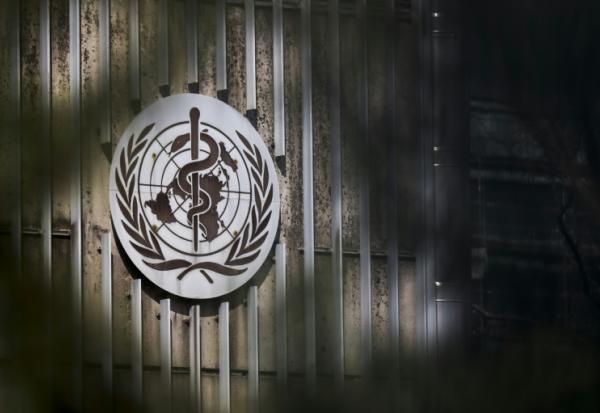 Logo de l'OMS, au siège de l'organisation, le 13 mars 2025 à Genève
