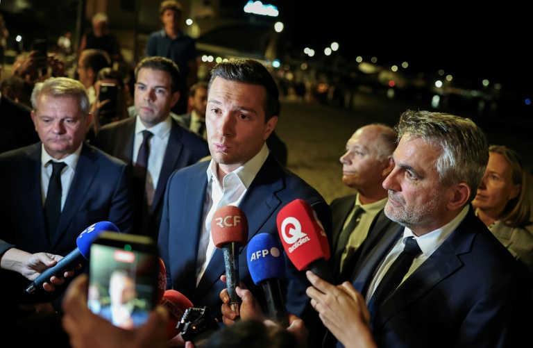 Jordan Bardella (c), président du Rassemblement national (RN), parle à la presse, le 27 septembre 2026 à La Seyne-sur-Mer, aux côtés de Frank Giletti (d), tête de liste du RN pour les élections sénatoriales dans le Var