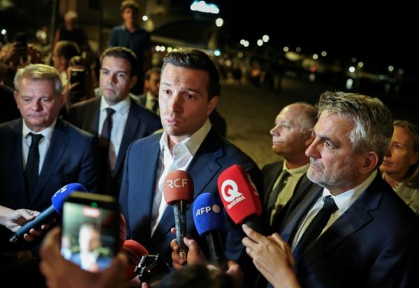 Jordan Bardella (c), président du Rassemblement national (RN), parle à la presse, le 27 septembre 2026 à La Seyne-sur-Mer, aux côtés de Frank Giletti (d), tête de liste du RN pour les élections sénatoriales dans le Var
