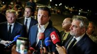 Jordan Bardella (c), président du Rassemblement national (RN), parle à la presse, le 27 septembre 2026 à La Seyne-sur-Mer, aux côtés de Frank Giletti (d), tête de liste du RN pour les élections sénatoriales dans le Var