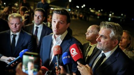 Jordan Bardella (c), président du Rassemblement national (RN), parle à la presse, le 27 septembre 2026 à La Seyne-sur-Mer, aux côtés de Frank Giletti (d), tête de liste du RN pour les élections sénatoriales dans le Var