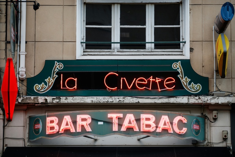 La disparition de milliers de bars-tabacs ces dernières décennies, et du lien social qu'ils incarnaient, surtout en zone rurale, favorise la montée du vote d'extrême droite, selon une étude.