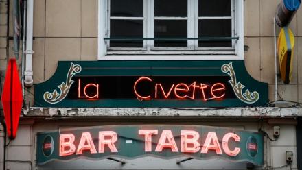 La disparition de milliers de bars-tabacs ces dernières décennies, et du lien social qu'ils incarnaient, surtout en zone rurale, favorise la montée du vote d'extrême droite, selon une étude.