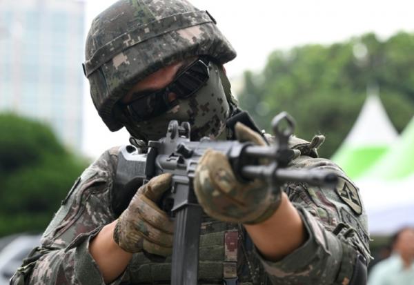 Des soldats sud-coréens participent à un exercice antiterroriste dans un hôtel à Séoul, le 19 août 2026, en marge d'un exercice militaire conjoint entre la Corée du Sud et les États-Unis baptisé "Ulchi Freedom Shield"