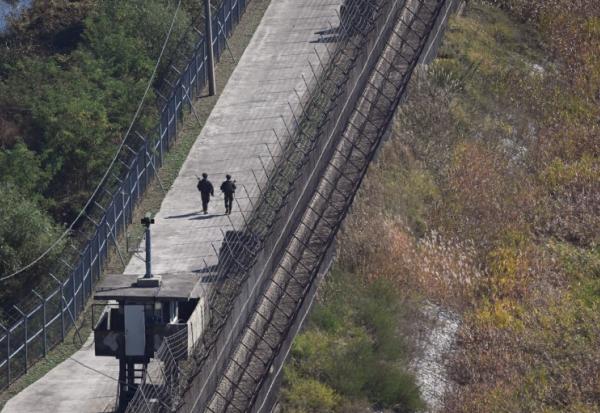 Des soldats sud-coréens patrouillent le long de la Zone démilitarisée (DMZ) à Paju, au nord de Séoul, le 20 octobre 2026