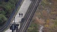 Des soldats sud-coréens patrouillent le long de la Zone démilitarisée (DMZ) à Paju, au nord de Séoul, le 20 octobre 2026